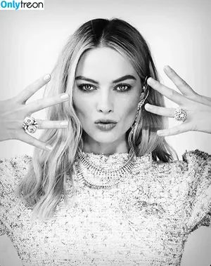 Margot Robbie / margotrobbieofficial nude photo #2467