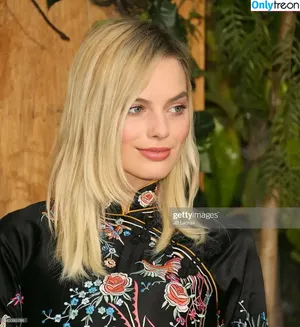 Margot Robbie / margotrobbieofficial nude photo #2491