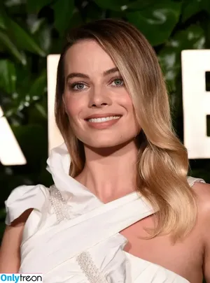 Margot Robbie / margotrobbieofficial nude photo #2515