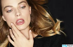 Margot Robbie / margotrobbieofficial nude photo #2532