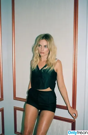 Margot Robbie / margotrobbieofficial nude photo #2533