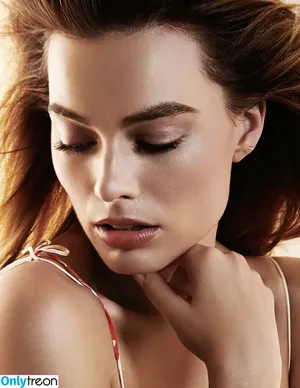 Margot Robbie / margotrobbieofficial nude photo #2561
