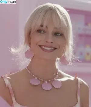 Margot Robbie / margotrobbieofficial nude photo #2564
