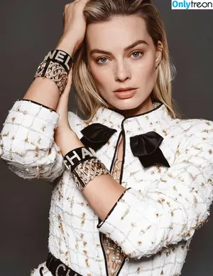 Margot Robbie / margotrobbieofficial nude photo #2570