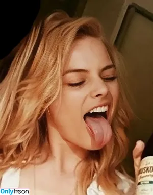 Margot Robbie / margotrobbieofficial nude photo #2572