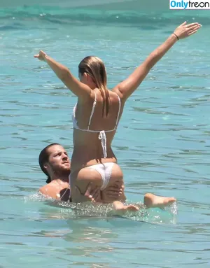 Margot Robbie / margotrobbieofficial nude photo #2612
