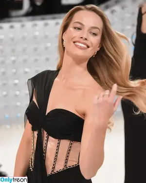 Margot Robbie / margotrobbieofficial nude photo #2618