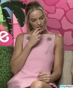 Margot Robbie / margotrobbieofficial nude photo #2710