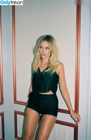 Margot Robbie / margotrobbieofficial nude photo #2725