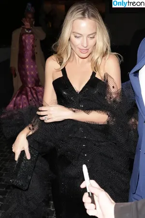 Margot Robbie / margotrobbieofficial nude photo #2845