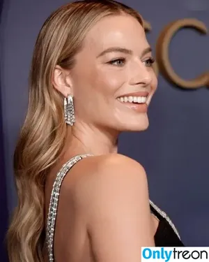 Margot Robbie / margotrobbieofficial nude photo #2857
