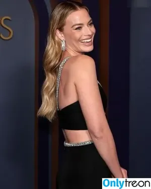 Margot Robbie / margotrobbieofficial nude photo #2858