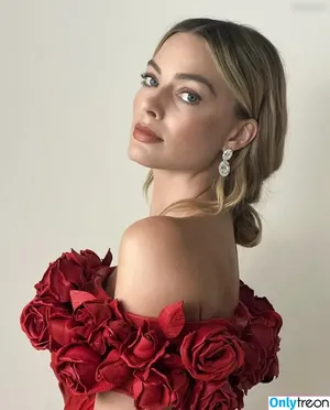 Margot Robbie / margotrobbieofficial nude photo #2861