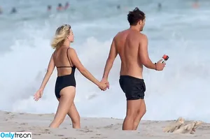 Margot Robbie / margotrobbieofficial nude photo #2916