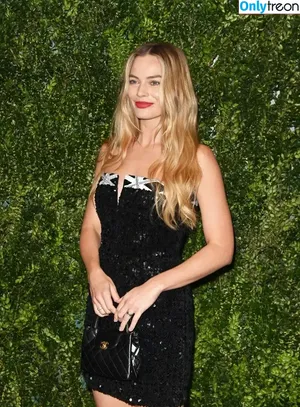 Margot Robbie / margotrobbieofficial nude photo #2922