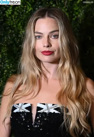 Margot Robbie / margotrobbieofficial nude photo #2930