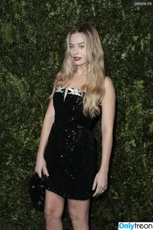 Margot Robbie / margotrobbieofficial nude photo #2932