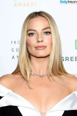 Margot Robbie / margotrobbieofficial nude photo #2959