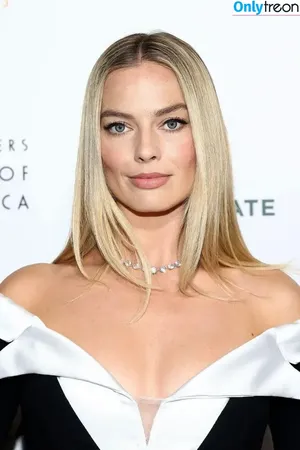 Margot Robbie / margotrobbieofficial nude photo #2962