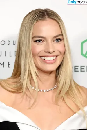 Margot Robbie / margotrobbieofficial nude photo #2964