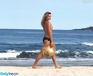 Margot Robbie / margotrobbieofficial nude photo #2992