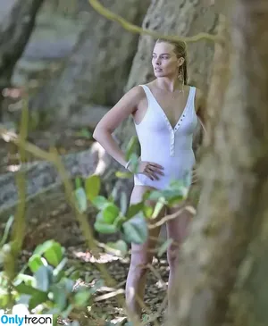 Margot Robbie / margotrobbieofficial nude photo #2995