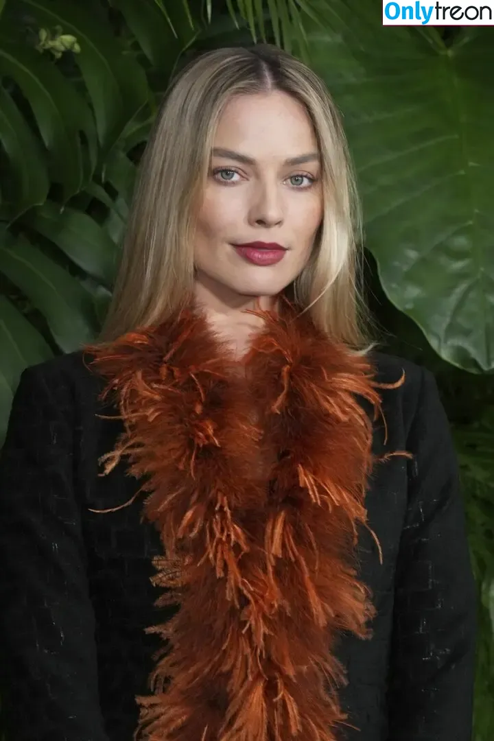 Margot Robbie nude photo #2044 (margotrobbieofficial)