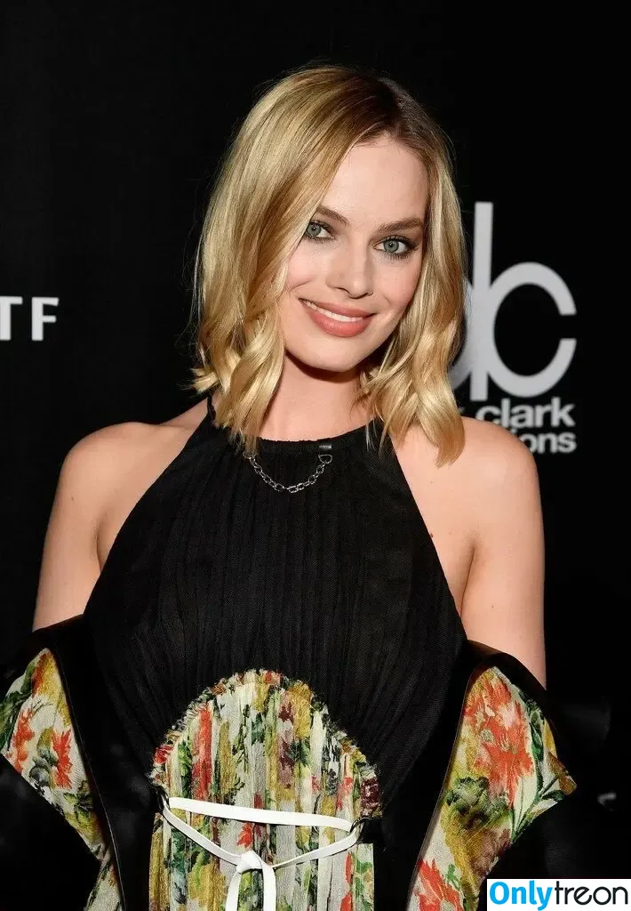Margot Robbie nude photo #2246 (margotrobbieofficial)