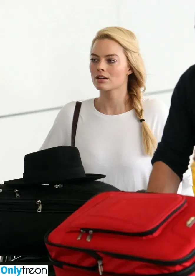 Margot Robbie nude photo #2310 (margotrobbieofficial)