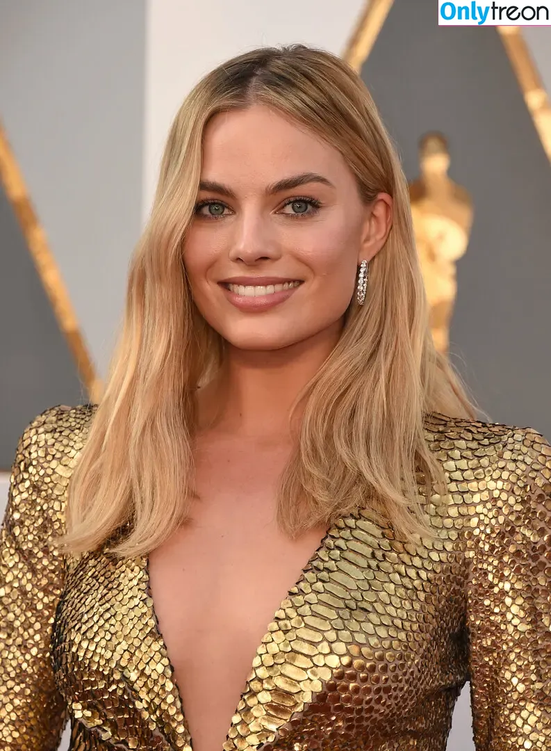 Margot Robbie nude photo #2328 (margotrobbieofficial)