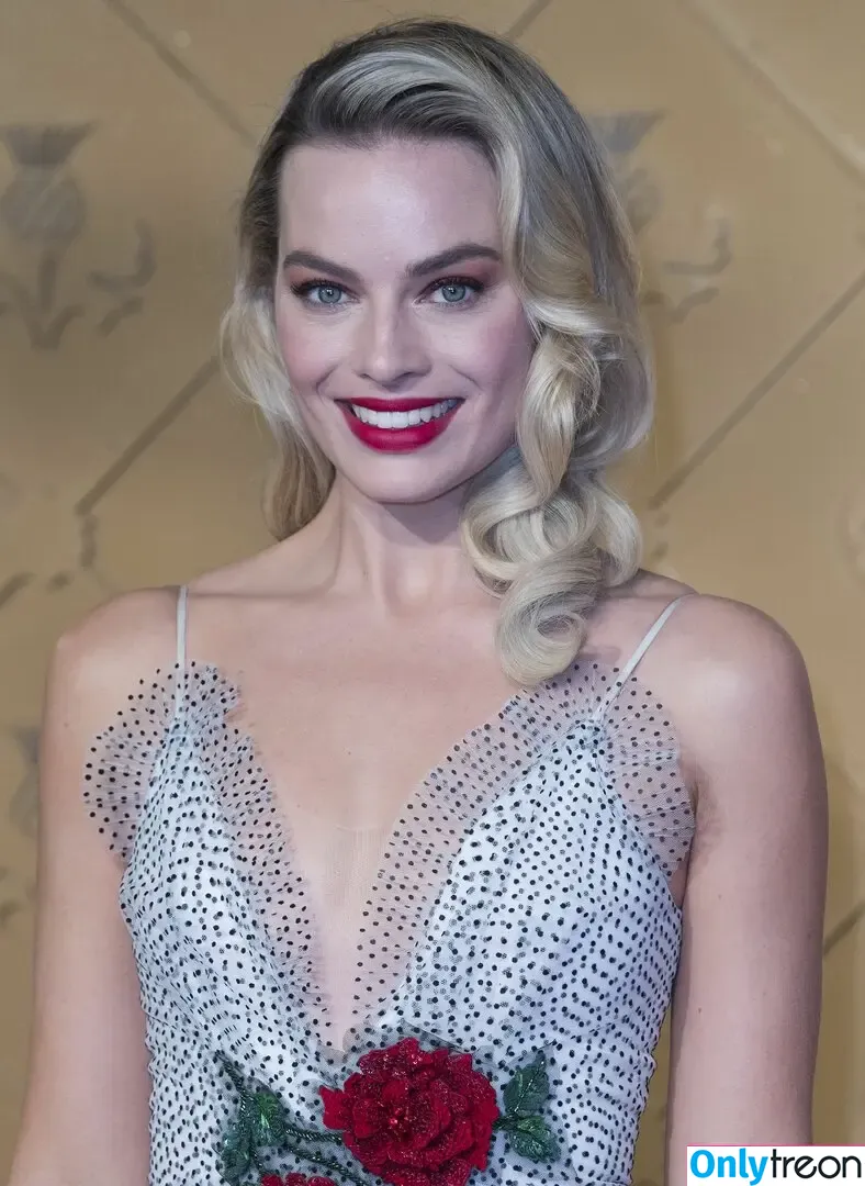 Margot Robbie nude photo #2521 (margotrobbieofficial)