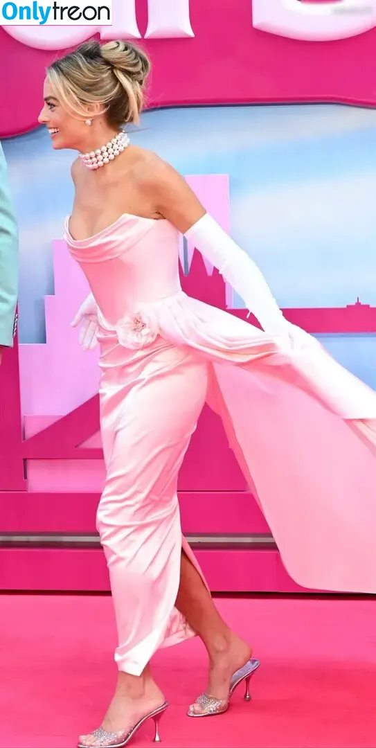 Margot Robbie nude photo #2777 (margotrobbieofficial)