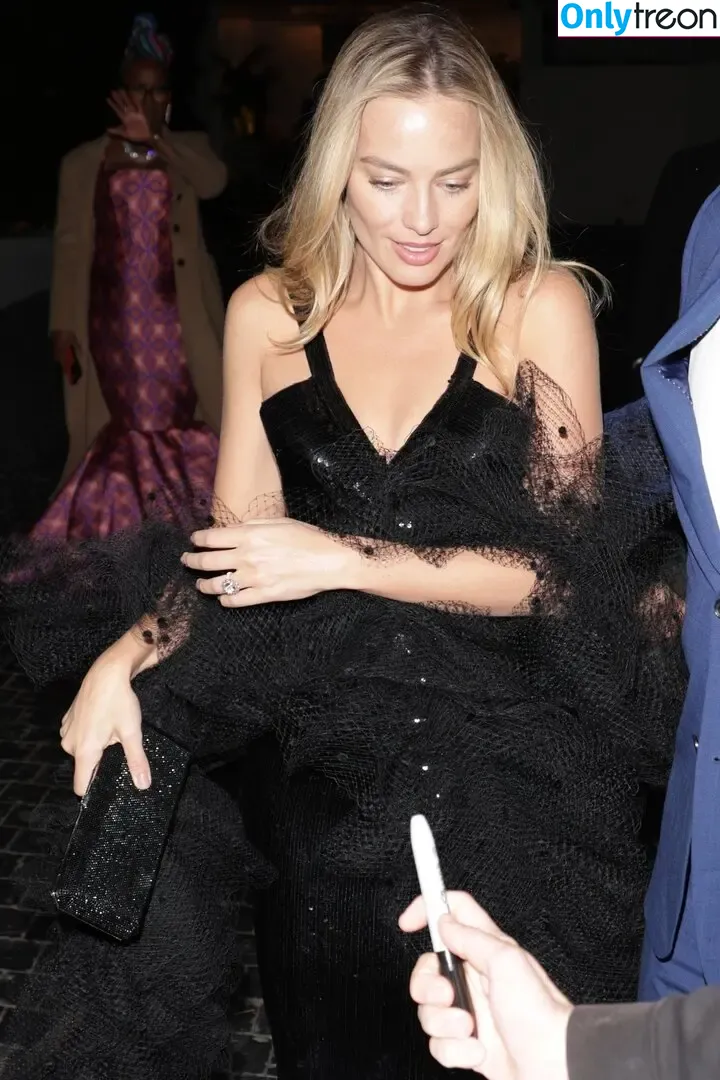 Margot Robbie nude photo #2845 (margotrobbieofficial)