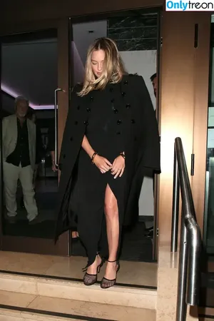 Margot Robbie / margotrobbieofficial nude photo #3014