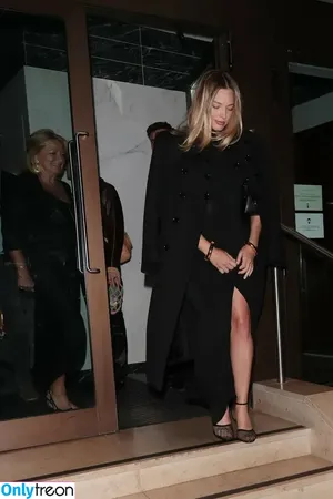 Margot Robbie / margotrobbieofficial nude photo #3028