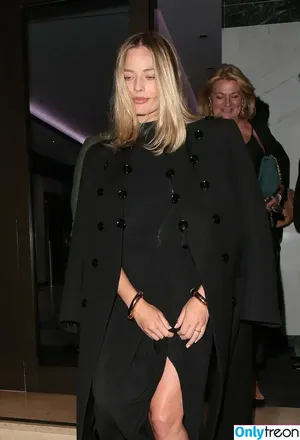 Margot Robbie / margotrobbieofficial nude photo #3031