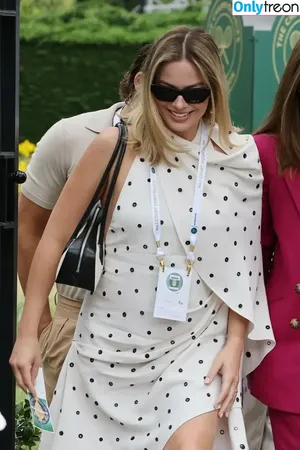 Margot Robbie / margotrobbieofficial nude photo #3039