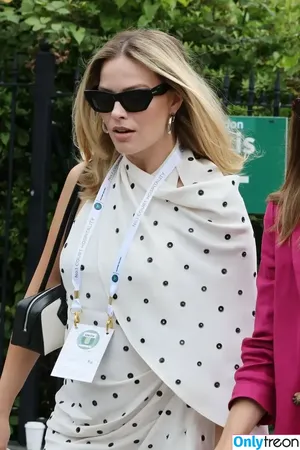 Margot Robbie / margotrobbieofficial nude photo #3050