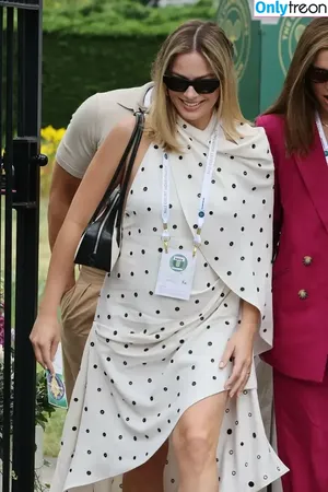 Margot Robbie / margotrobbieofficial nude photo #3066