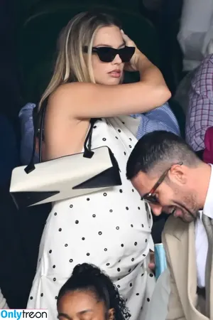 Margot Robbie / margotrobbieofficial nude photo #3073