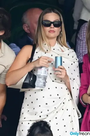 Margot Robbie / margotrobbieofficial nude photo #3075