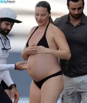 Margot Robbie / margotrobbieofficial nude photo #3084
