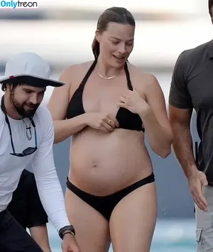 Margot Robbie / margotrobbieofficial nude photo #3085