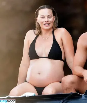 Margot Robbie / margotrobbieofficial nude photo #3090