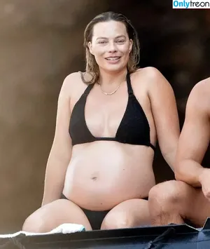Margot Robbie / margotrobbieofficial nude photo #3091