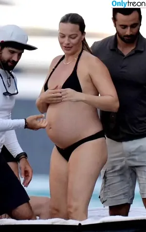Margot Robbie / margotrobbieofficial nude photo #3092