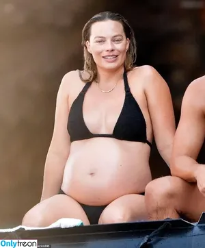 Margot Robbie / margotrobbieofficial nude photo #3101