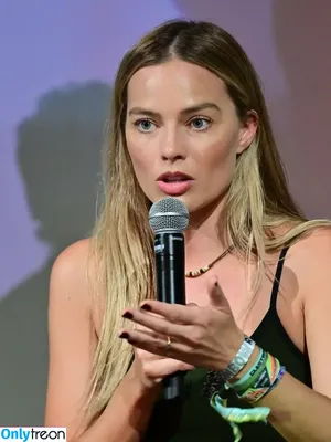 Margot Robbie / margotrobbieofficial nude photo #3609