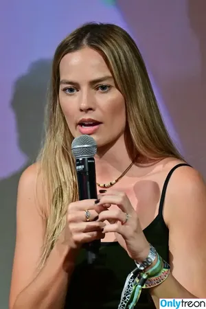 Margot Robbie / margotrobbieofficial nude photo #3610