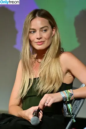 Margot Robbie / margotrobbieofficial nude photo #3615